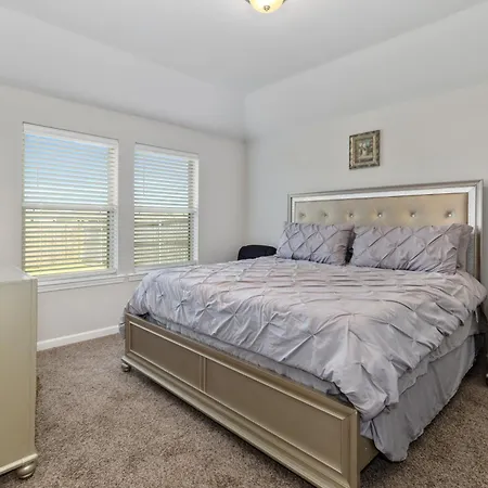Spacious & Comfy King Bed With Garage In Lake Charles